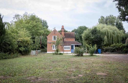 The Cottage, Marlow - Photo 1