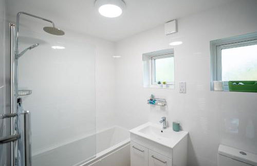 Dunstable 3-Bed House Sleeps 6 Driveway Parking Near Town Centre & Transport Links Close to Whipsnade Zoo Ideal for Families & Contractors - Photo 13