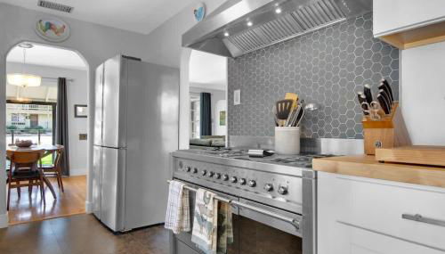 MIDCENTURY MANOR-Hot Tub & 5 Blocks to Town Center - Foto 2