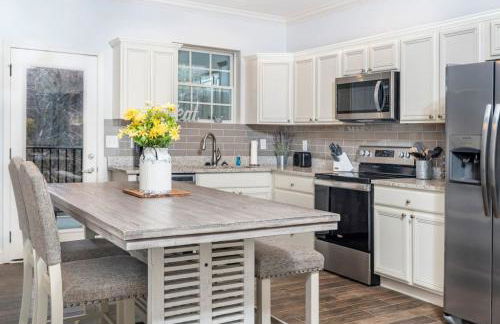 Elegant Cades Cove Condo with Community Pool - Foto 10