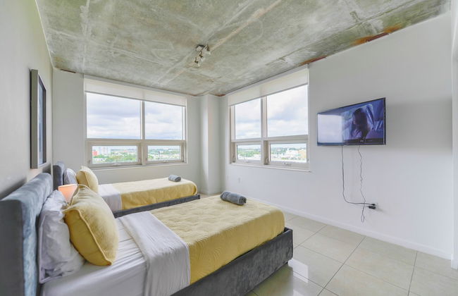 Lovely Condo|Pool & Parking at Midblock - Foto 2