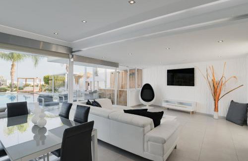White Luxury Villa - Foto 29