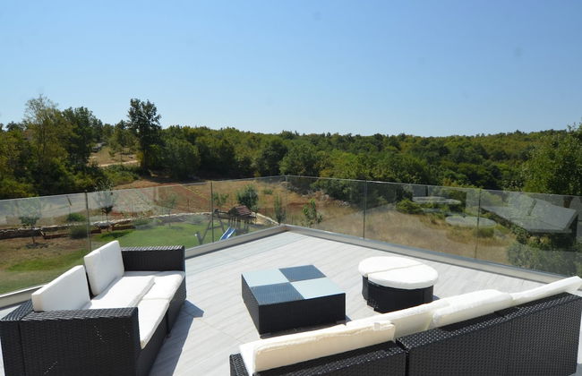 Exquisite Secluded Villa With Pool - Photo 11