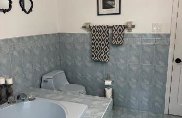 Spacious Family Friendly Backyard Retreat - Photo 5