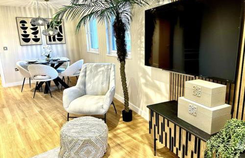 Exclusive Marina View Apartment Free Parking - Photo 6