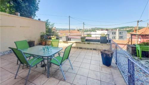 Awesome Apartment In Saint-Étienne - Foto 2