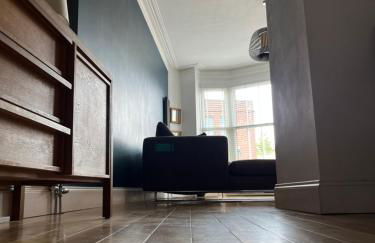 The Clock Tower Apartment - Spacious, Modern, 2 Bedroom Apartment , Southsea with Free parking - sleeps 4 - Photo 10