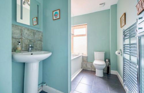 Chic 2-bedroom townhouse in vibrant Abergavenny - Foto 12