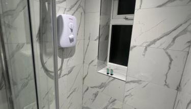 Modern Luxury Private Detached 1 Double Bedroom Studio Apartment - Super Fast Wifi - Foto 4