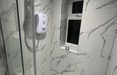 Modern Luxury Private Detached 1 Double Bedroom Studio Apartment - Super Fast Wifi - Foto 4