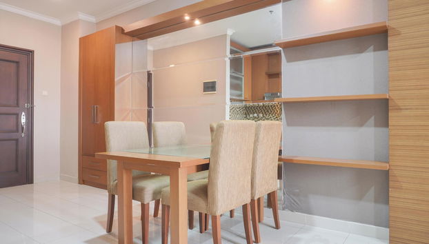 Comfort And Simply Look 1Br At Bellezza Apartment - Foto 5, Servicio de comidas en la habitación