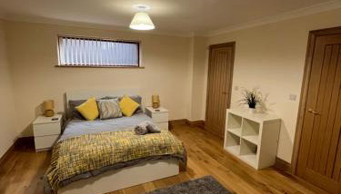 New city flat, 3 x double bed en-suite bedrooms, private kitchen & lounge, free private parking & own workspaces - Foto 3