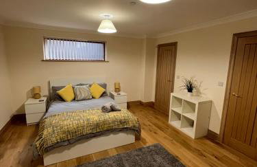 New city flat, 3 x double bed en-suite bedrooms, private kitchen & lounge, free private parking & own workspaces - Foto 3