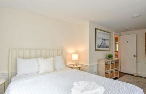 Antique Dennis getaway with firepit & EV charger Dog friendly - Foto 18