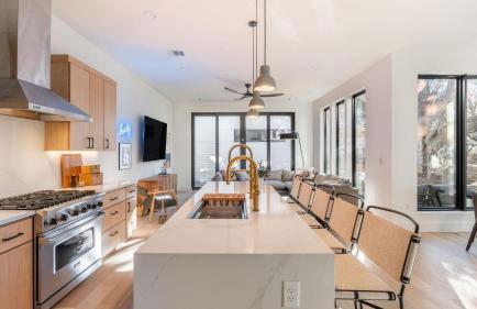 6BDR Luxe Pool Retreat • City Views Ping Pong Foosball Guest House Henley - Foto 19