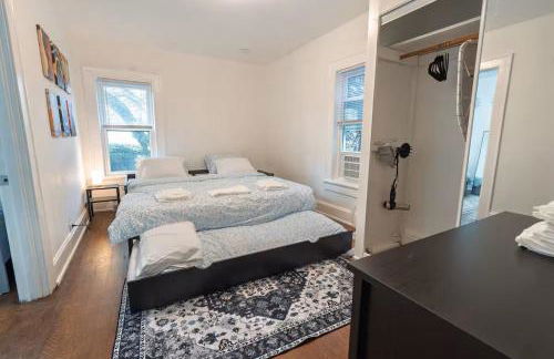 Modern 2-Bedroom House with Free Parking and Convenient Location - Foto 16