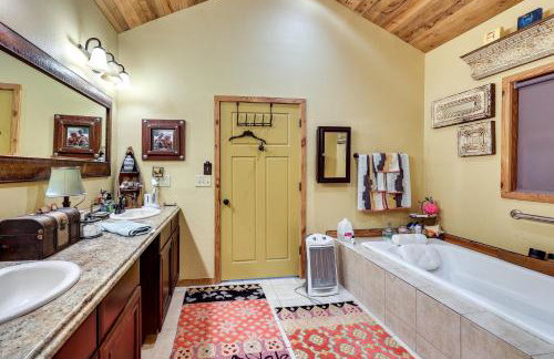 Flag Hole Riverfront Cabin Near Local Attractions! - Foto 17