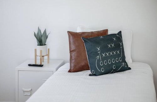 End Zone Escape-Light and Bright HOF Village Home - Foto 32