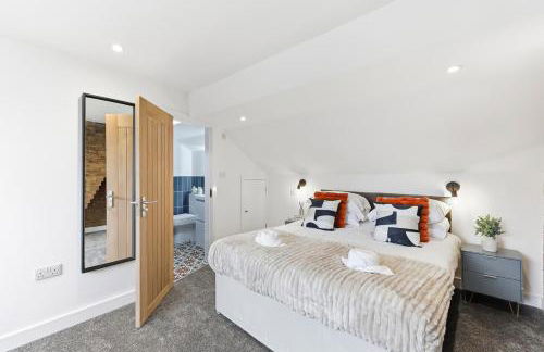 Unique 5 Bedroom 4 Bathroom House with Self-Contained-Studio - Excellent Location - Pool Table, Super-Fast Wifi, Smart TV and Self-Check-In by Yoko Property - Photo 48