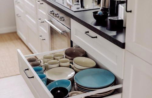 Beste Lage mit Warnowblick - großer Balkon, zwei Schlafzimmer, Aufzug, Stellplatz - Foto 26