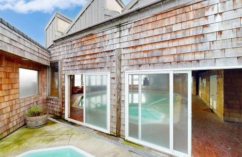 Beautiful Briny Retreat - Photo 23