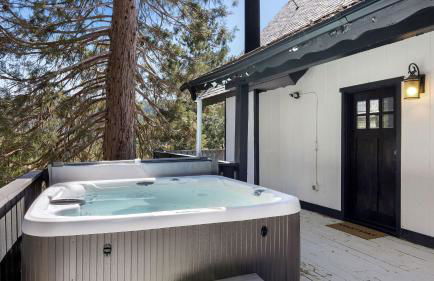 The Matterhorn Manor by Avantstay Harry Potter Inspired A-frame Home w/ Hot Tub & Views - Foto 3