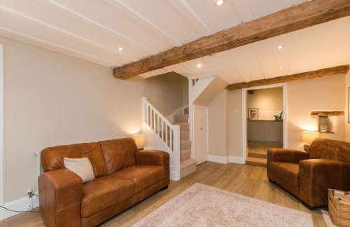 Charming Cotswold Cottage on Church Green, Witney - Photo 19