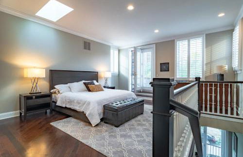 Luxurious Gold Coast 4BR 4-Story Villa with Parking Sleeps 12 Guests - Photo 2