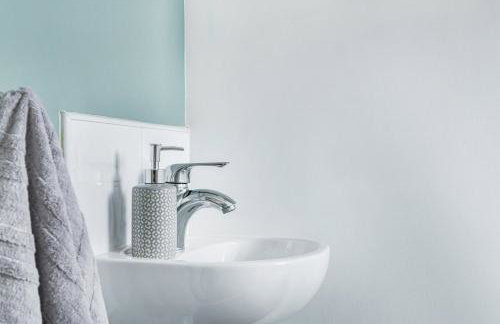 3BR Home with Garden & Free Parking - Foto 21