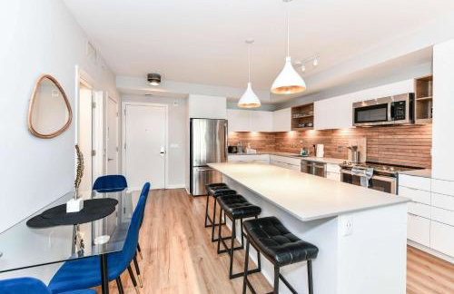 Urban 2BR Oasis with Scenic Rooftop and Gym - Foto 55