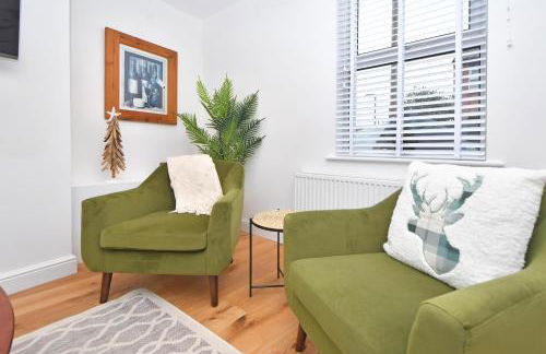 Chapel House by YourStays - Two bed cottage in Market Town of Sandbach, high end finish - Photo 8