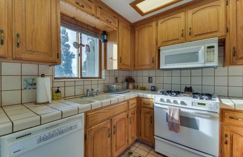 Deck and Wooded Views 5-Acre Auberry Retreat! - Foto 10