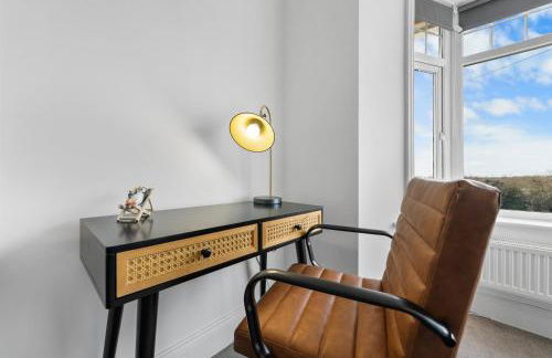 LONG TERM STAY SPECIAL OFFER AVAILABLE! 5-Bedroom Spacious, Stunning Design, Sociable Areas & Cosy House Near South Downs Park, Sleeps 11 with GAMES Room, PRIVATE PARKING and GARDEN - by Blue Puffin Stays - Foto 63