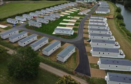 Elegant 2 Bed 1 and Half Bath Caravan in Holiday Resort Village - Photo 41