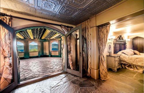 Regal Castle Suite for a Luxury Getaway to Lake George in Upstate New York - Foto 7