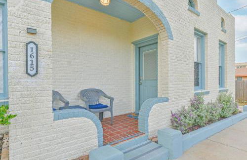 Coastal Blue Beach House with 3 Bedrooms and Just off the Seawall - Foto 6