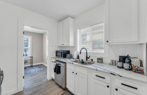 Stylish & Bright 3BR • Near Hospitals + Parking - Photo 1