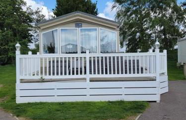Caravan with hot tub at Tattershall lakes - Foto 33