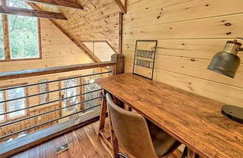 WolfCabin Lux Family Home, Fire Pit, Hot Tub, ADA ramp, ez paved rds - Foto 52