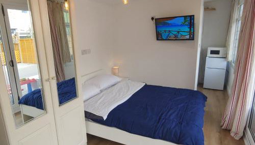 Self Contained, Double Bed Studio, private kitchen, private Bath, Walking distance to Harry Potter - Foto 2, wardrobe