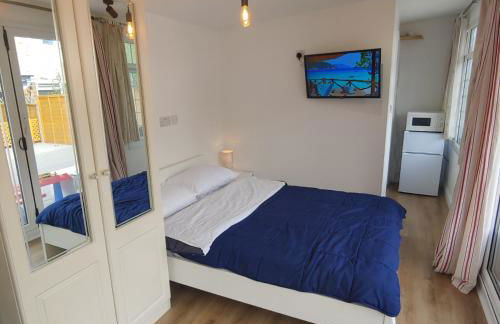 Self Contained, Double Bed Studio, private kitchen, private Bath, Walking distance to Harry Potter - Foto 2