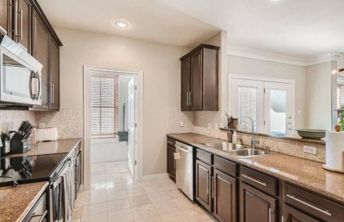 Warm Suburban 3BR Townhome near DT - Foto 9