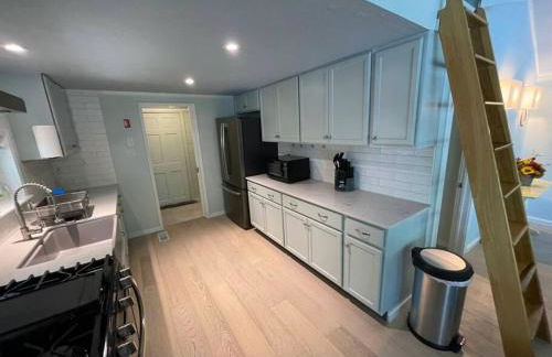 Berta's Lake Front Cottage on Winona Lake! - Foto 4