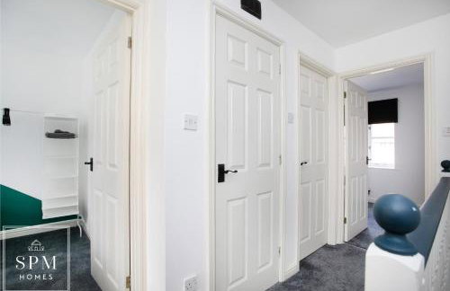 Large 3 Bed House - Long Stays Welcome - Smart TVs in Each Bedroom - Parking - Wifi - Foto 19