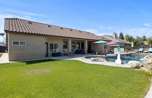 Spacious 4BR 3BA Home KING Suite Pool Sleeps 8 - Photo 28