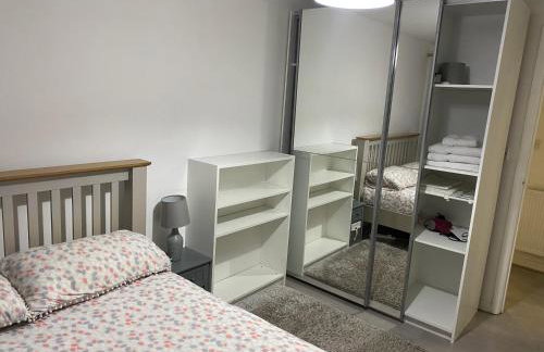 Modern 2 bedroom flat with Sky TV & free parking - Foto 10