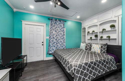 Comfy Studio with King Bed & Full Kitchen - Near Attractions - Foto 13