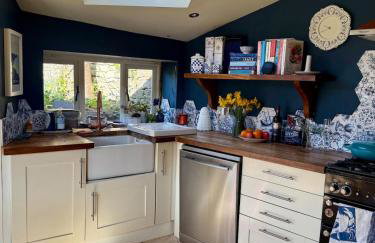 Charming Escape - Dog-Friendly Writer's Stone Cottage in the Stroud Valleys - Photo 9