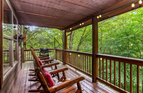 Amazing Creek View Cabin w/ Hot Tub, Firepit & Pool Table - Foto 53