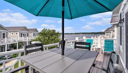 Lake front condo with pool access walking distance to downtown Saugatuck - Foto 3